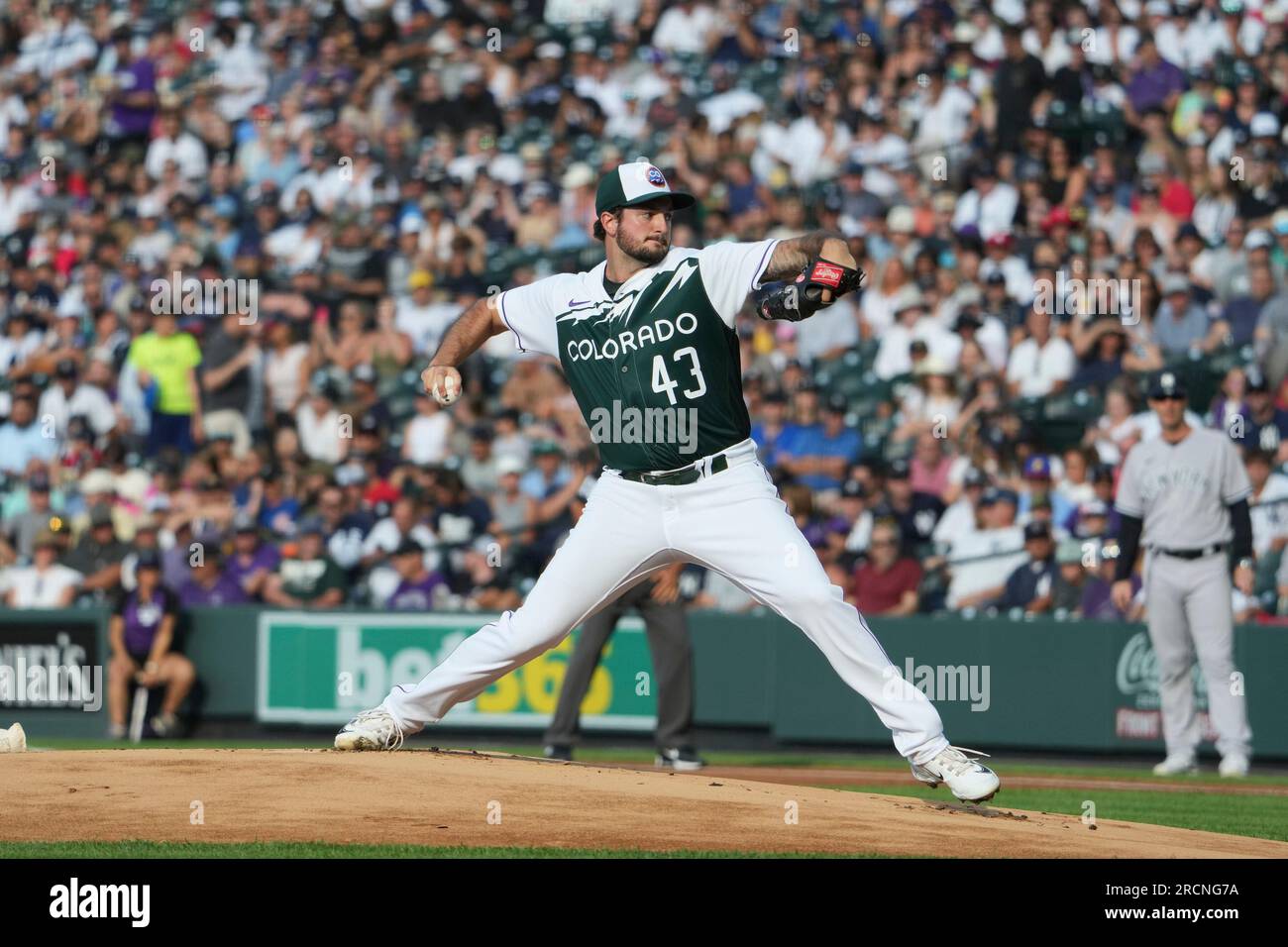 Denver CO, États-Unis. 15 juillet 2023. Le lanceur du Colorado Conner Seabold (43) lance un pitch pendant le match avec les Yankees de New York et les Rockies du Colorado qui a eu lieu à Coors Field à Denver Co. David Seelig/Cal Sport Medi. Crédit : csm/Alamy Live News Banque D'Images