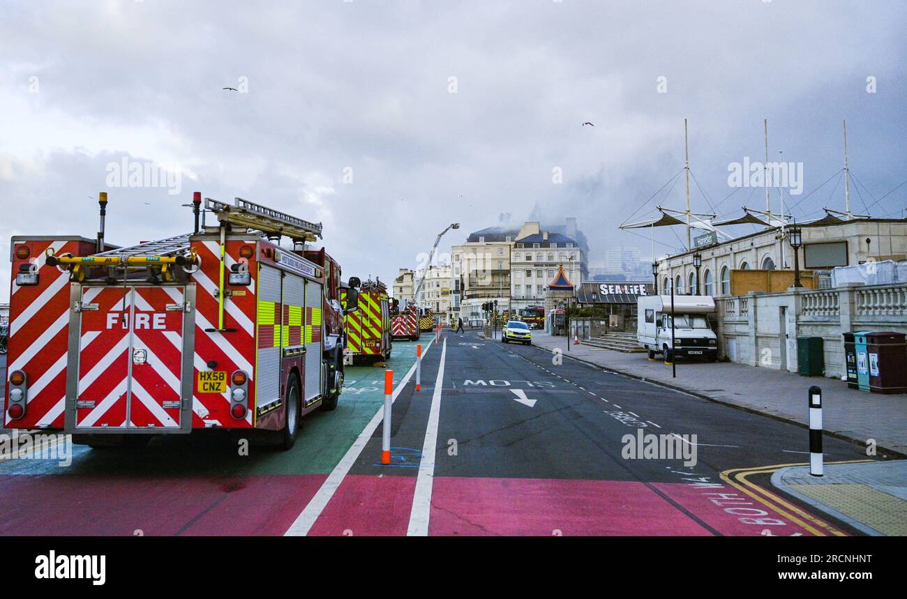 Brighton UK 16 juillet 2023 - l'hôtel Royal Albion sur le front de mer de Brighton est toujours en feu tôt ce matin. Le feu qui a commencé hier en fin d'après-midi est toujours allumé ce matin avec des vents forts soufflant de la fumée à travers la ville. L'hôtel a également été détruit par un incendie en 1998 : Credit Simon Dack / Alamy Live News Banque D'Images