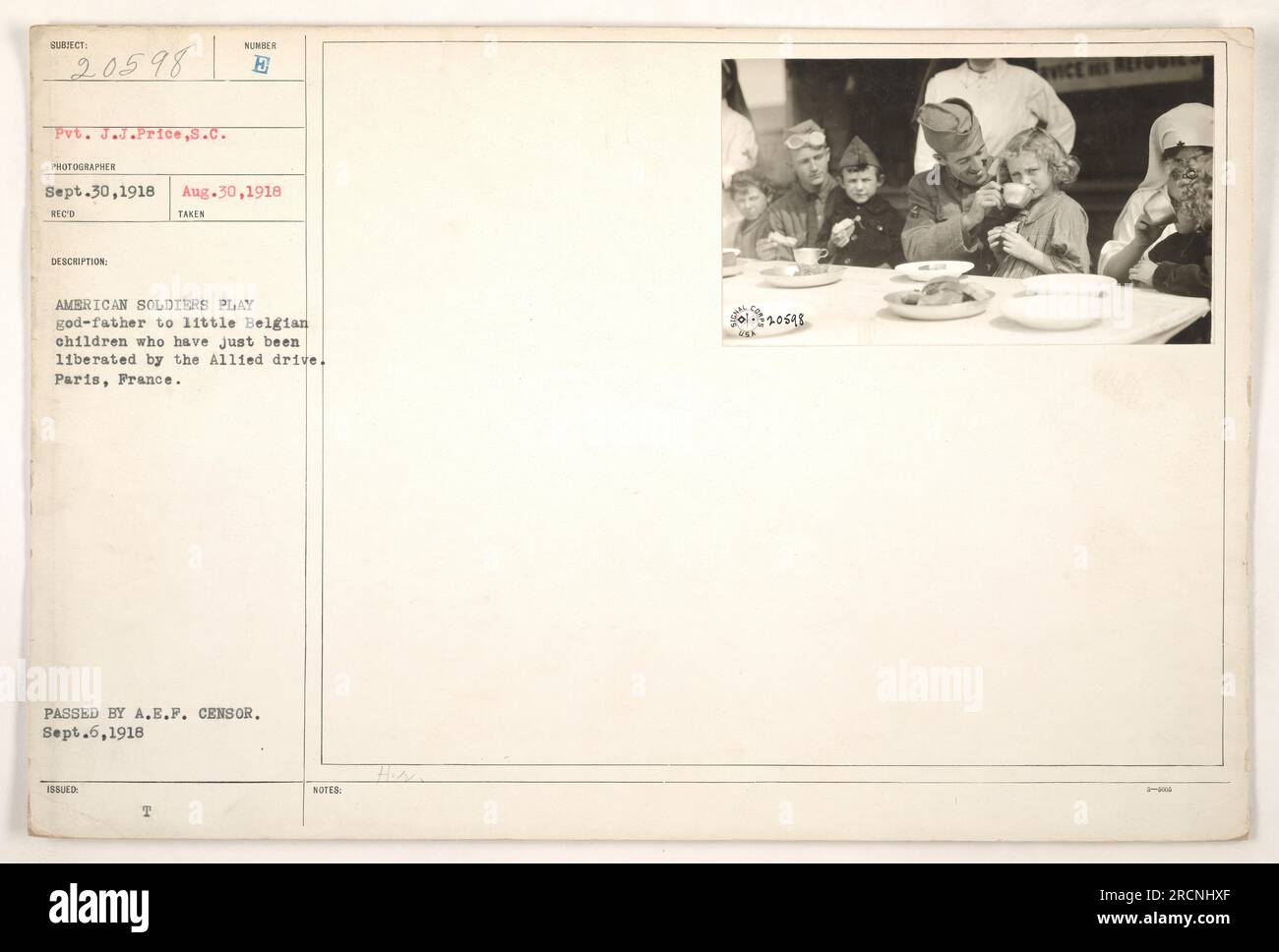 Les soldats américains servant pendant la première Guerre mondiale agissent comme des «pères dieu» pour les jeunes enfants belges libérés par l'avance alliée. La photographie, prise par le VP J.J. Prix du signal corps, a été reçu le 30 septembre 1918, avec une description notant les numéros et les dates liés à l'image. Il a également été adopté par le censeur de l'A.E.F. le 6 septembre 1918. Banque D'Images