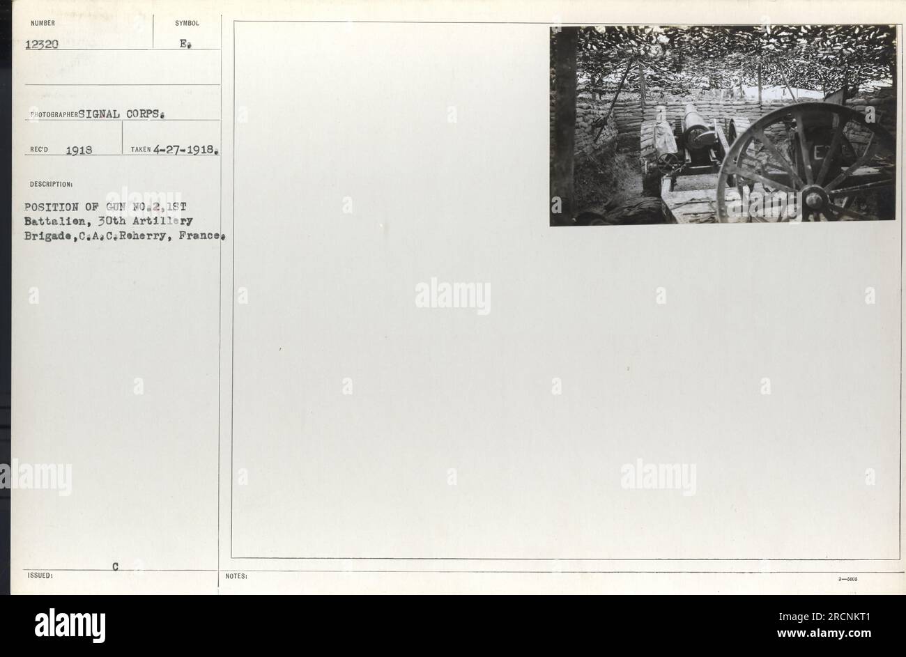 Des soldats de la 30th Artillery Brigade, C.A.C., sont vus en train de commander le canon no 2 sur cette photographie prise le 27 avril 1918. L'image a été capturée par le signal corps. L'emplacement semble être Reherry, France. Banque D'Images