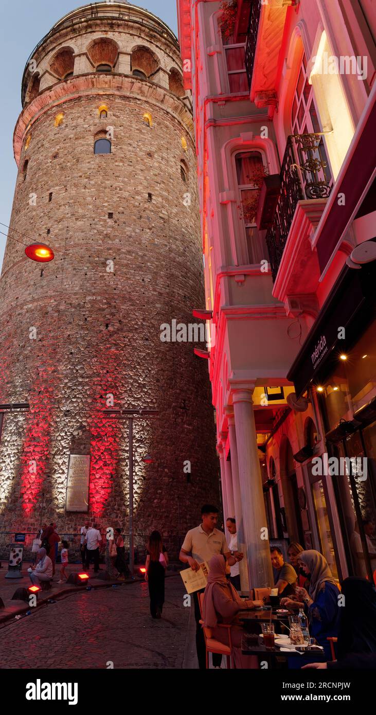 Tour de Galata lors d'une nuit d'été à Istanbul, Turquie Banque D'Images