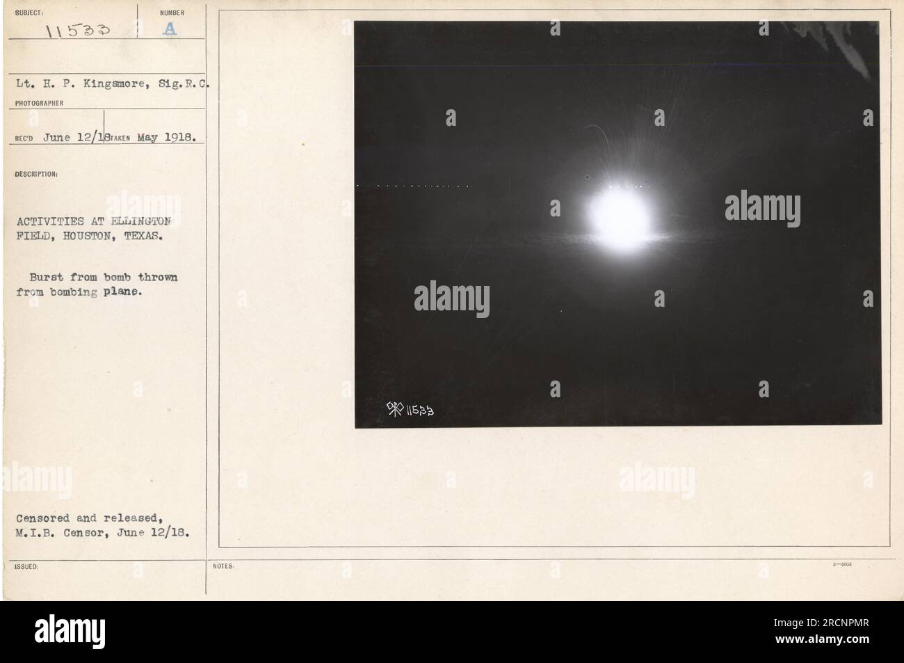 L'image montre le lieutenant H. P. Kingsmore, un officier de signal Corp, observant les conséquences d'une explosion de bombe à Ellington Field à Houston, Texas. La bombe a été lancée à partir d'un avion de bombardement pendant des activités militaires. Cette photographie a été censurée par le M.I.B. Censurer et libéré le 12 juin 1918.' Banque D'Images