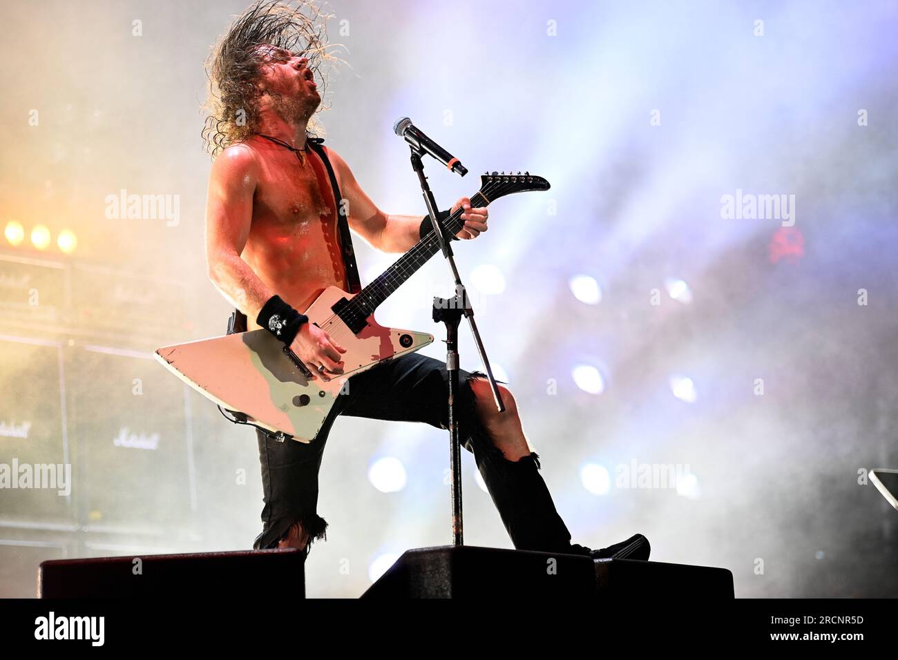 Vizovice, République tchèque. 15 juillet 2023. Le guitariste et chanteur du groupe australien Airbourne, Joel O'Keeffe, se produit lors de la troisième journée du festival international de musique Metal Masters of Rock à Vizovice, en République tchèque, le 15 juillet 2023. Crédit : Dalibor Gluck/CTK photo/Alamy Live News Banque D'Images