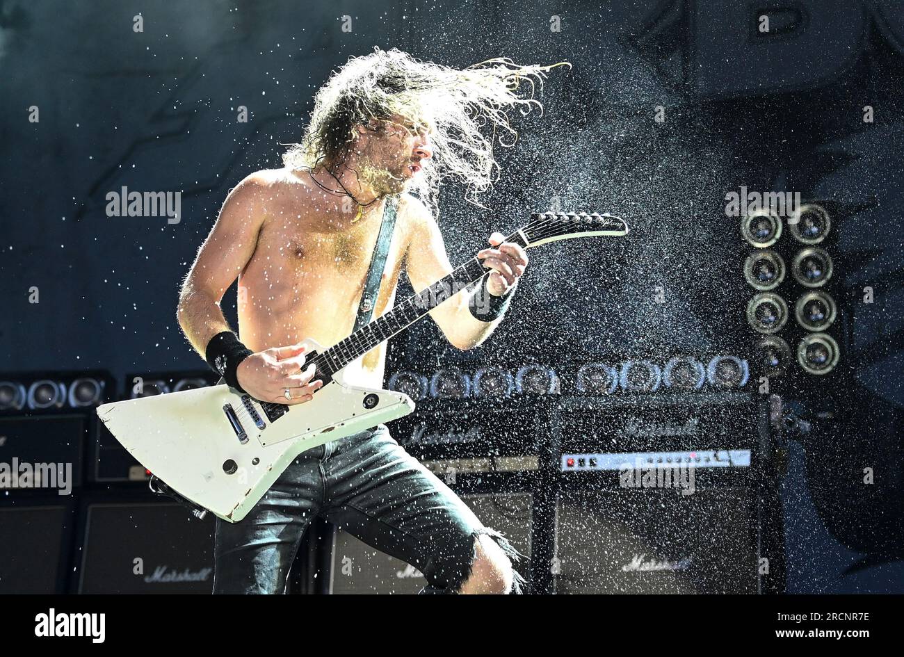 Vizovice, République tchèque. 15 juillet 2023. Le guitariste et chanteur du groupe australien Airbourne, Joel O'Keeffe, se produit lors de la troisième journée du festival international de musique Metal Masters of Rock à Vizovice, en République tchèque, le 15 juillet 2023. Crédit : Dalibor Gluck/CTK photo/Alamy Live News Banque D'Images
