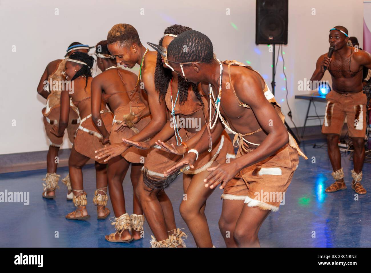 Botswana, Gaborone, 18 mai 2017, groupe de chanteurs et danseurs traditionnels sur scène Banque D'Images