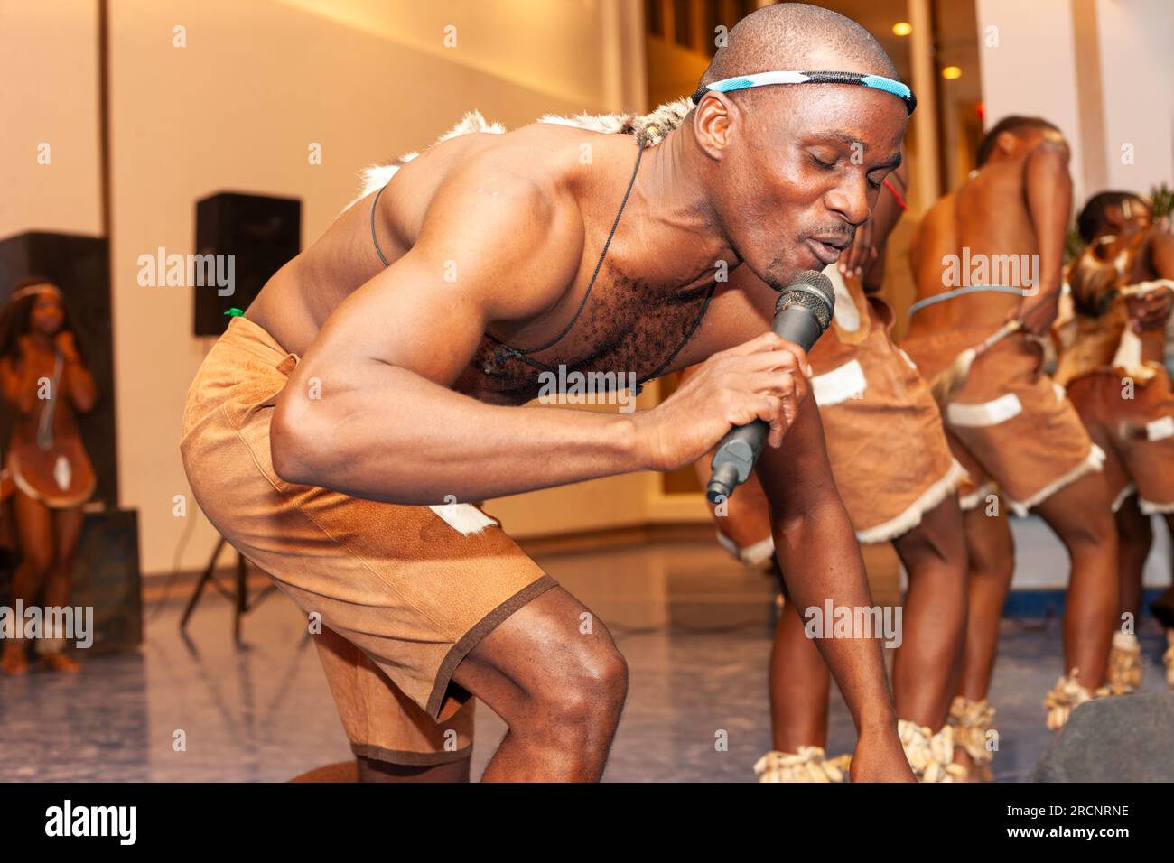 Botswana, Gaborone, 18 mai 2017, groupe de chanteurs et danseurs traditionnels sur scène Banque D'Images