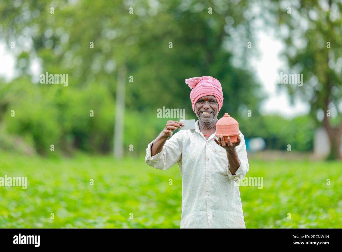 Agriculteur indien tenant la carte ATM dans les mains, agriculteur indien heureux, agriculteur pauvre, travailleur Banque D'Images