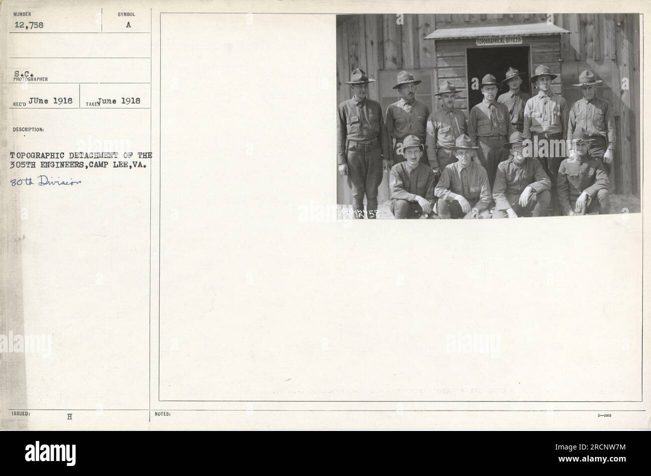 Soldats du 305th Engineers, qui fait partie de la 80th Division, à Camp Lee, va en juin 1918. Les soldats sont membres d'un détachement topographique et sont rassemblés autour de leur équipement. Cette photographie porte le numéro 12 758 de la série SC de photographies documentant les activités militaires américaines pendant la première Guerre mondiale. Banque D'Images