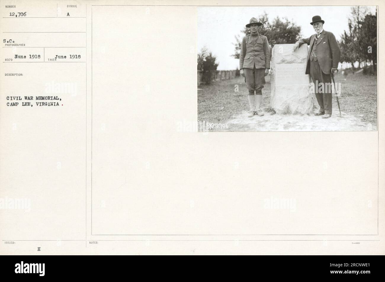 Soldats debout avec des drapeaux devant un mémorial de la guerre de Sécession à Camp Lee, Virginie. La photo a été prise en 1918. Note : 12706 indique le numéro de la photographie et 3m dist suggère une distance de 3 mètres entre le photographe et le sujet. Banque D'Images