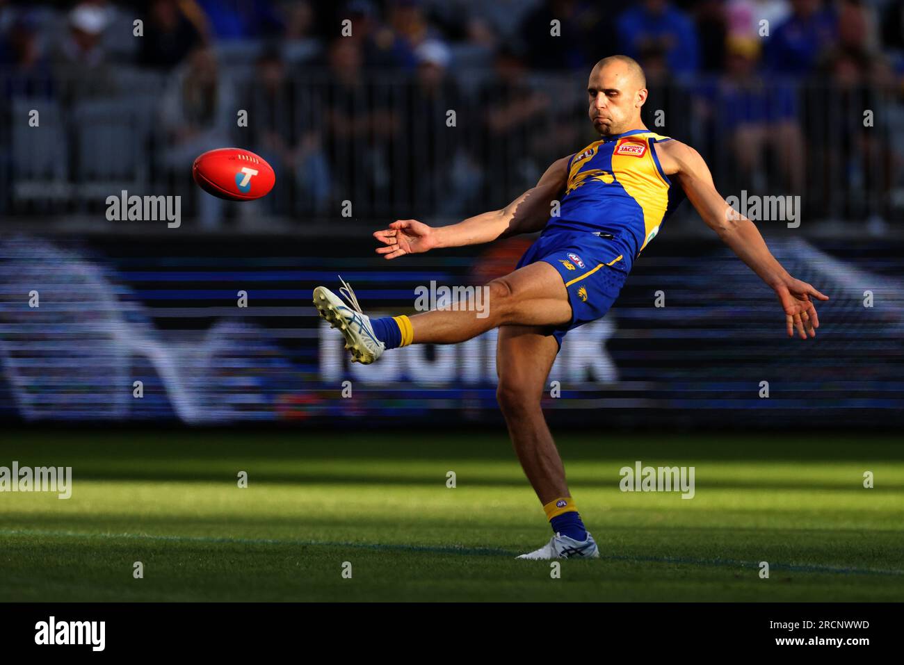 Perth, Australie. 16 juillet 2023. Dom Sheed des Eagles donne un coup de pied au match de la ronde 18 de l'AFL entre les Eagles de la côte ouest et les Tigers de Richmond au stade Optus de Perth, le dimanche 16 juillet 2023. (AAP image/Richard Wainwright) PAS D'ARCHIVAGE, USAGE ÉDITORIAL UNIQUEMENT crédit : Australian Associated Press/Alamy Live News Banque D'Images