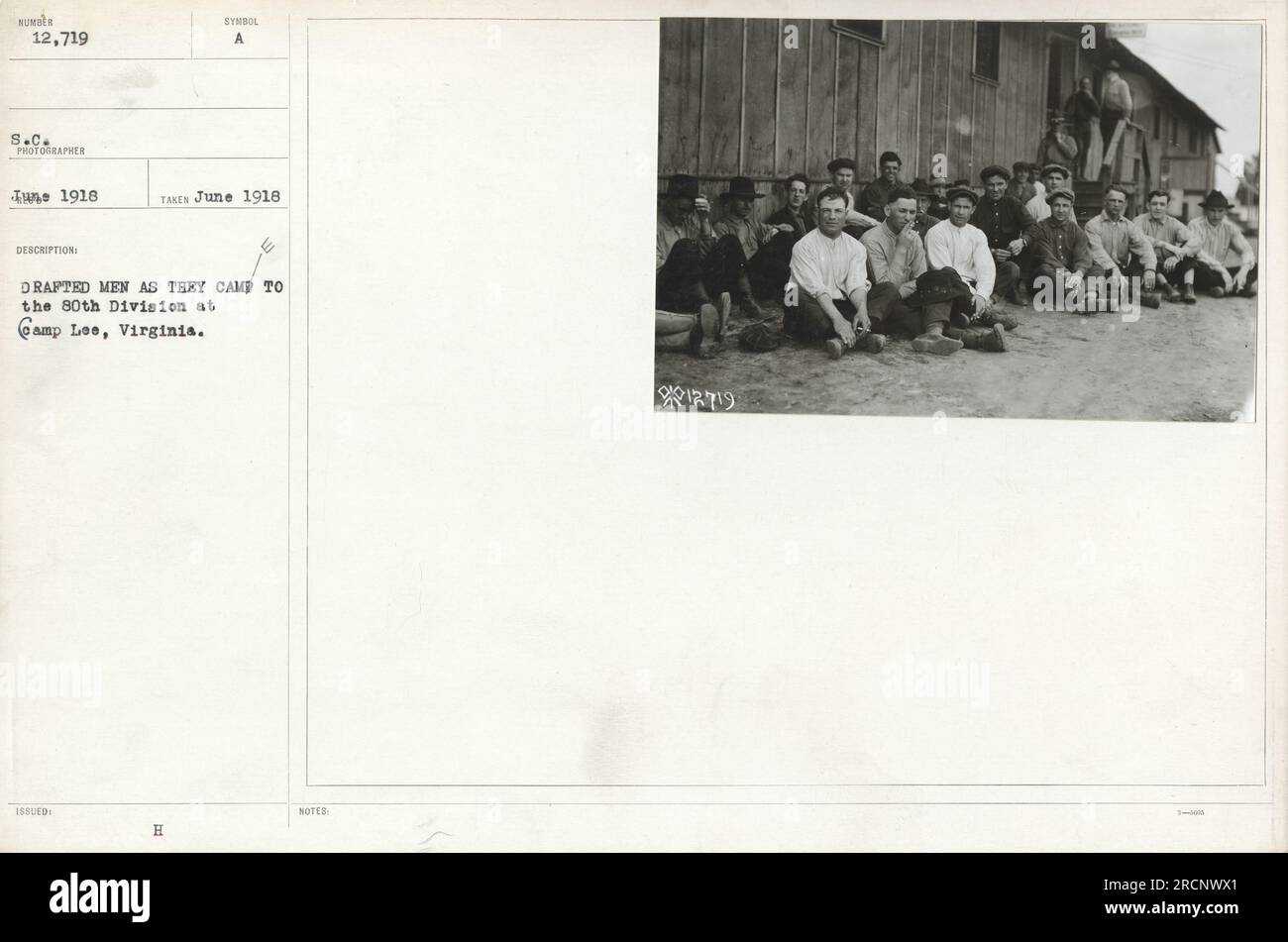 Soldats draftés campant au camp Lee, Virginie en juin 1918. Cette photographie, numérotée 111-SC-12719, a été prise par un photographe portant les initiales S.C. Les soldats sur l'image appartiennent à la 80e Division et la description indique qu'il a été émis comme un symbole de juin 1918. Banque D'Images