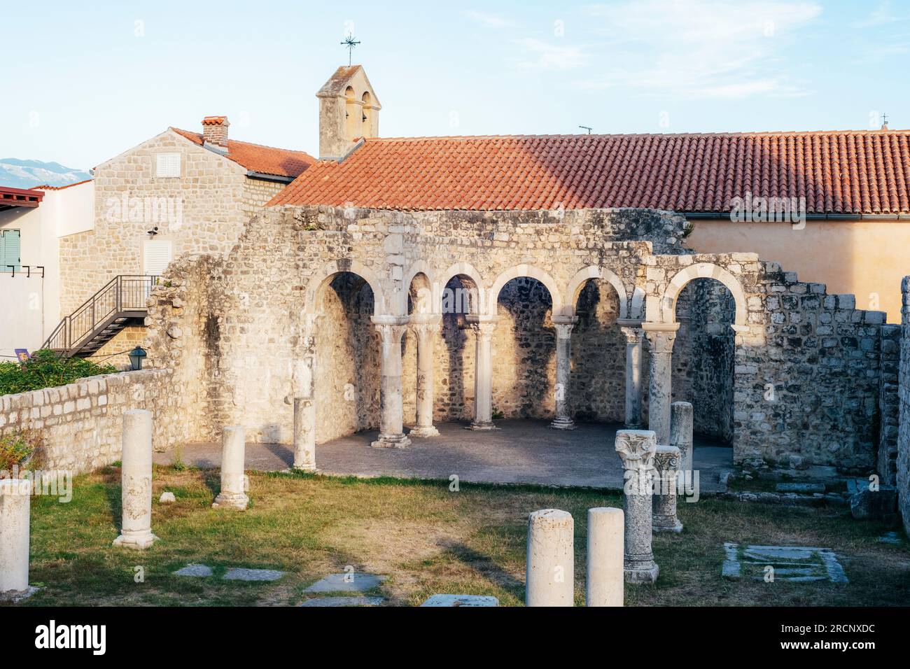 Ruines du monastère St Jean dans la ville de Rab en Croatie. Banque D'Images