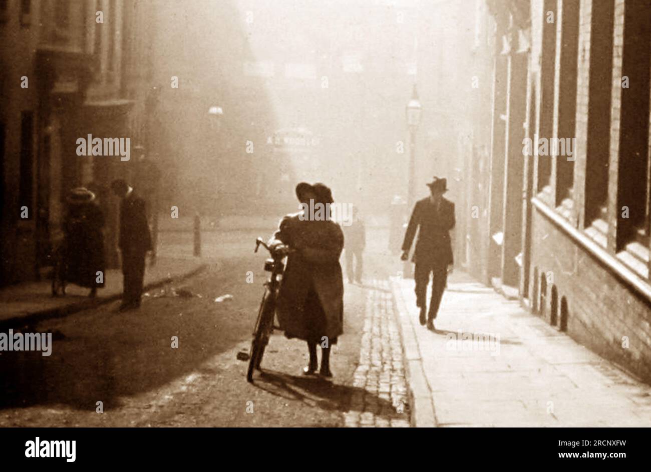 Un matin brumeux quelque part en Angleterre, probablement dans les années 1920 Banque D'Images