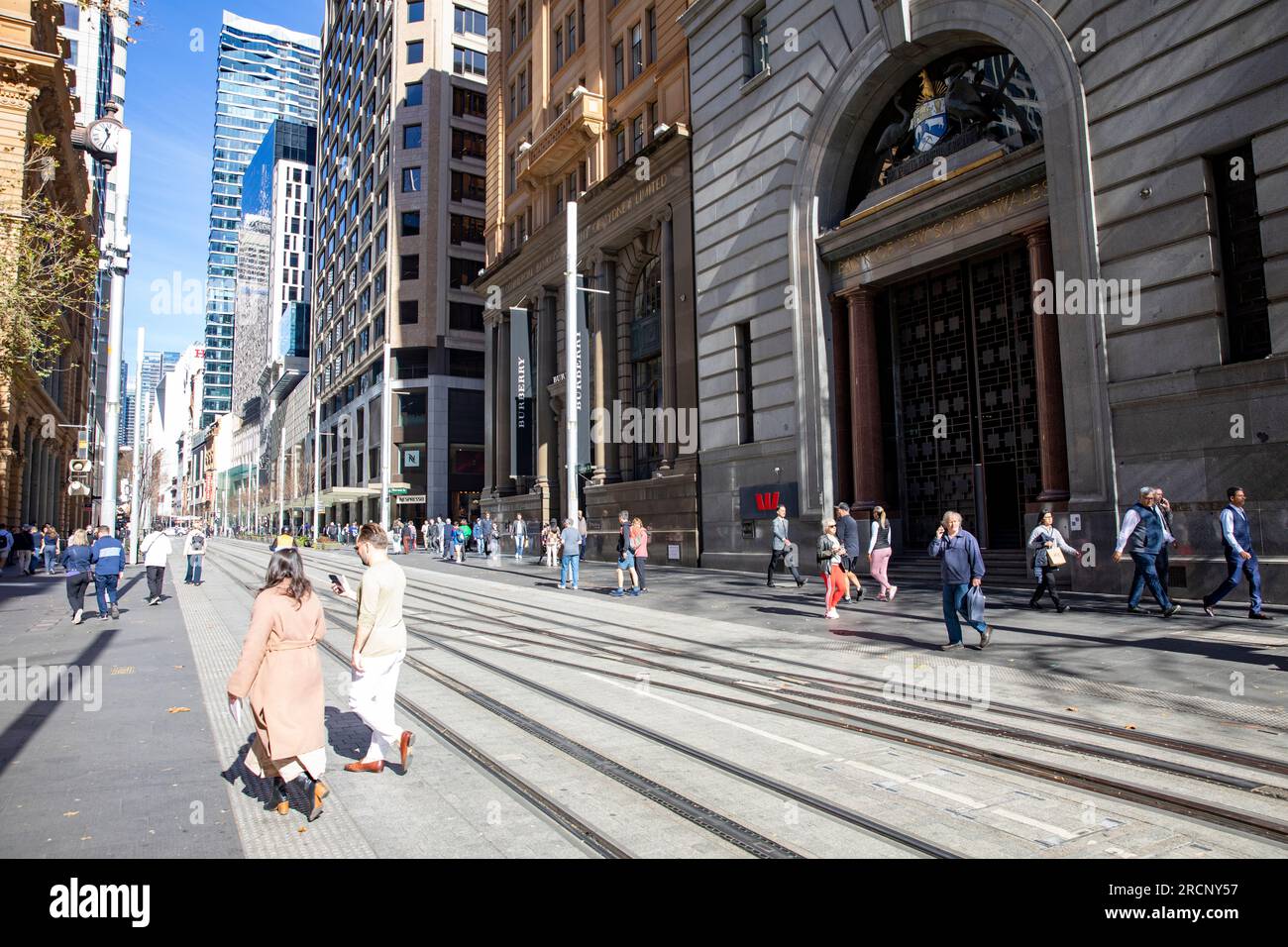 2023, George Street dans le centre-ville de Sydney CBD, les piétons et les acheteurs marchent sur les voies de métro léger, Sydney, NSW, Australie Banque D'Images