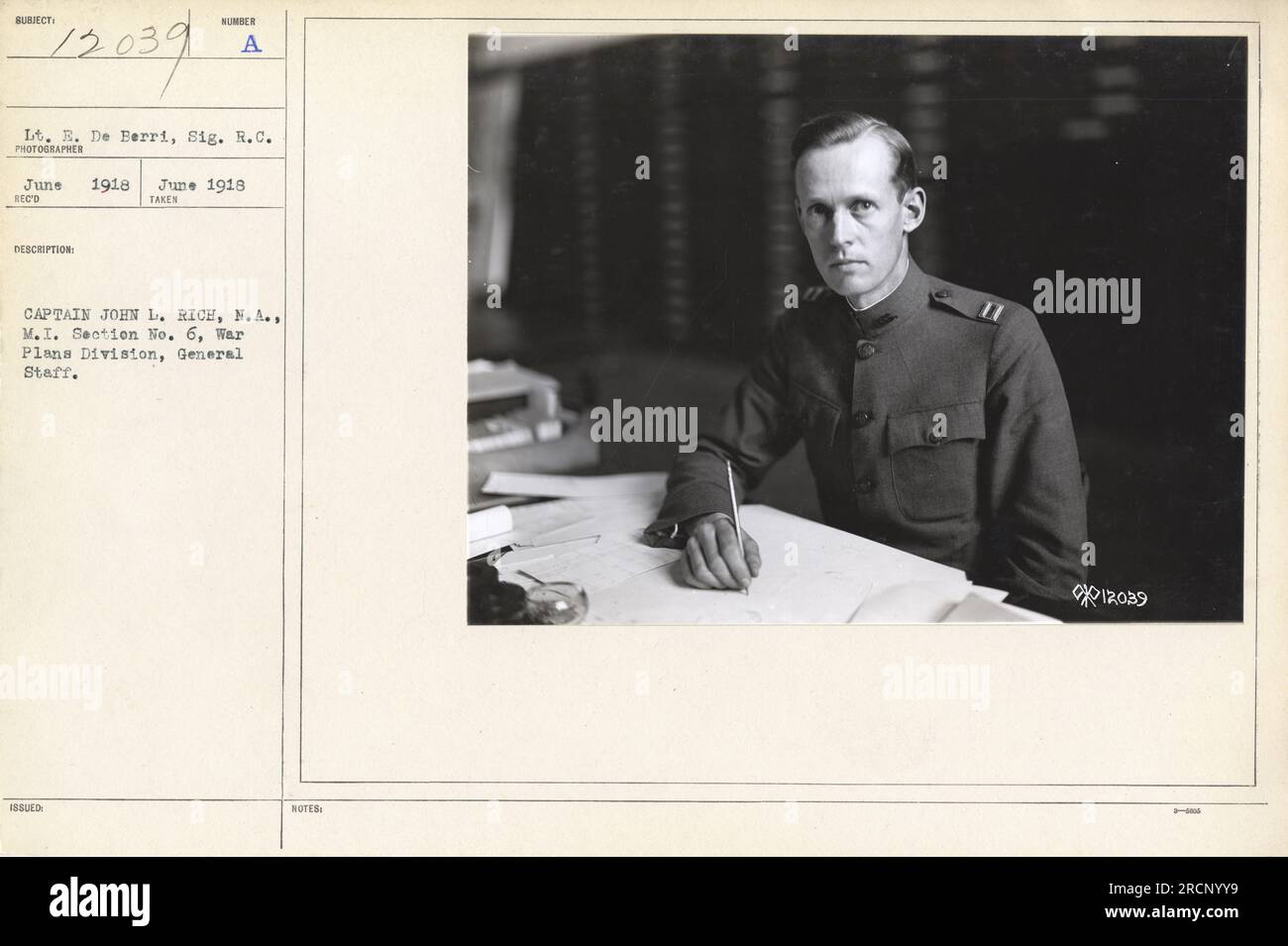 L'image montre le lieutenant E. de Berri, membre du signal corps Rapid Communications, en juin 1918. La photographie a été prise et publiée par le capitaine John L. Rice de la section no 6, Division des plans de guerre, état-major général. Les notes officielles font référence à cette image sous le numéro 12039. Banque D'Images