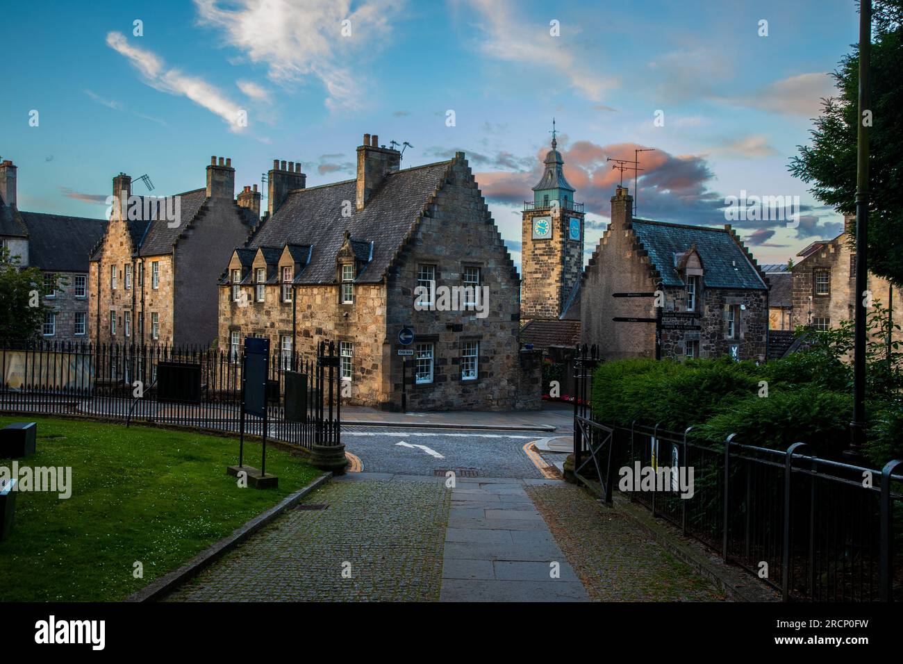 La vieille ville de Stirling, et la vieille tour de l'horloge Tollbooth, un soir d'été, Écosse, Royaume-Uni Banque D'Images