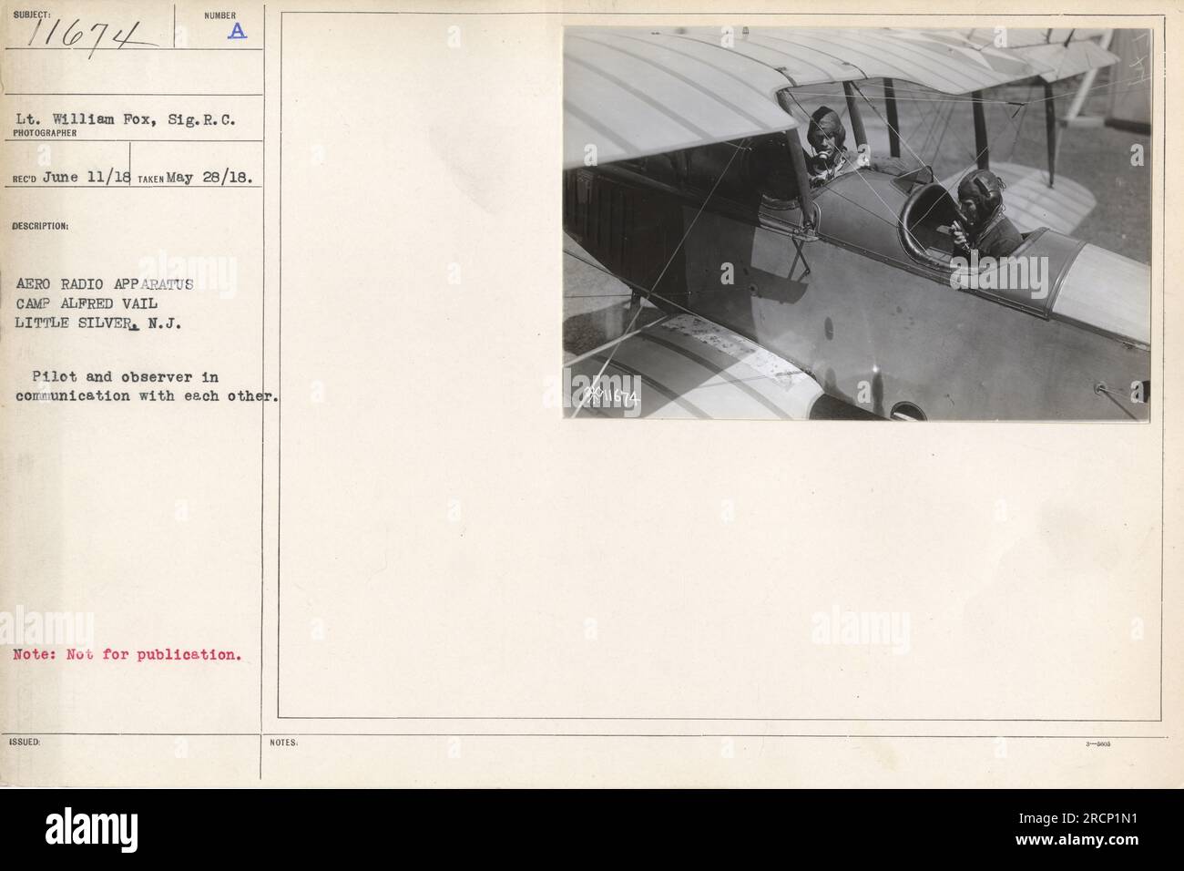 Lieutenant William Fox, SIG. R. C., est vu travaillant avec un appareil de radio aérienne au Camp Alfred Vail à Little Silver, N.J. en mai 1918. Cette image montre un pilote et un observateur en communication l'un avec l'autre. Cette photographie n'était pas destinée à la publication. Banque D'Images