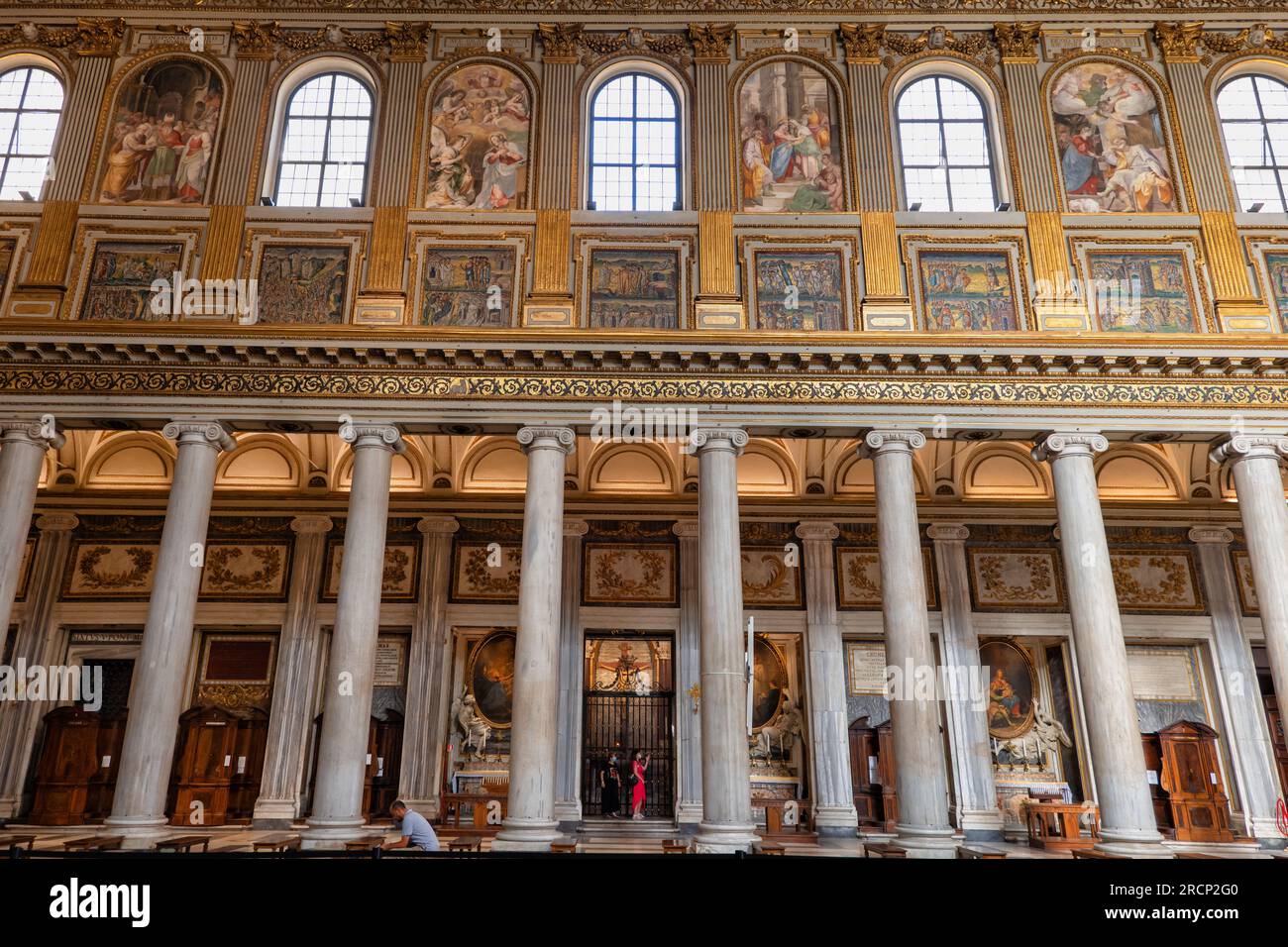 Rome, Italie, Basilique Sainte Marie majeure (Basilica di Santa Maria Maggiore) intérieur, colonnade de nef avec colonnes ioniques. Banque D'Images