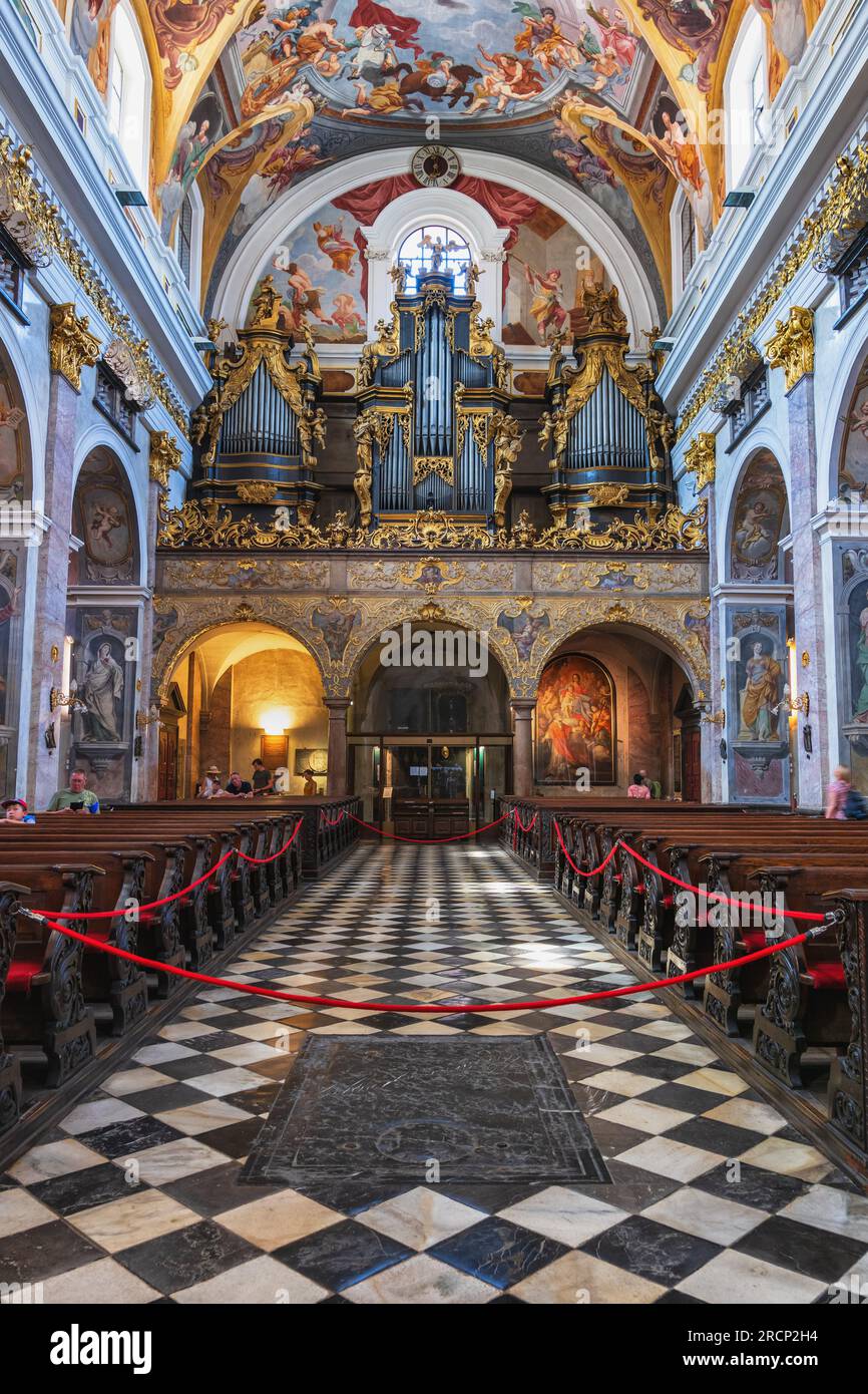 Cathédrale de Ljubljana, église Saint-Nicolas intérieur baroque, nef et orgues à tuyaux à Ljubljana, Slovénie. Banque D'Images