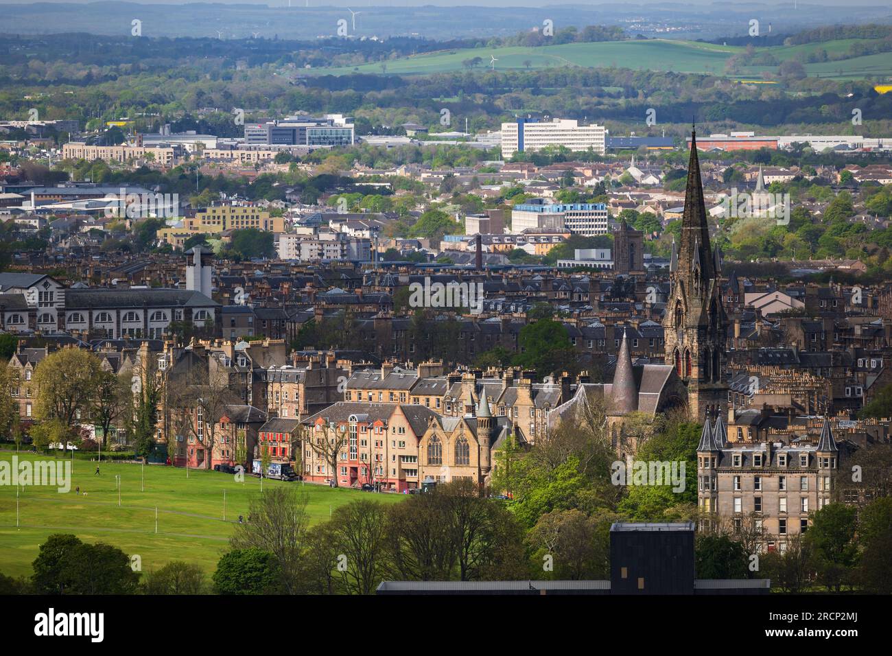 Paysage urbain d'Édimbourg avec l'église Barclay jouxtant Wright's Houses au parc Bruntsfield Links dans la ville d'Édimbourg, en Écosse, au Royaume-Uni. Banque D'Images