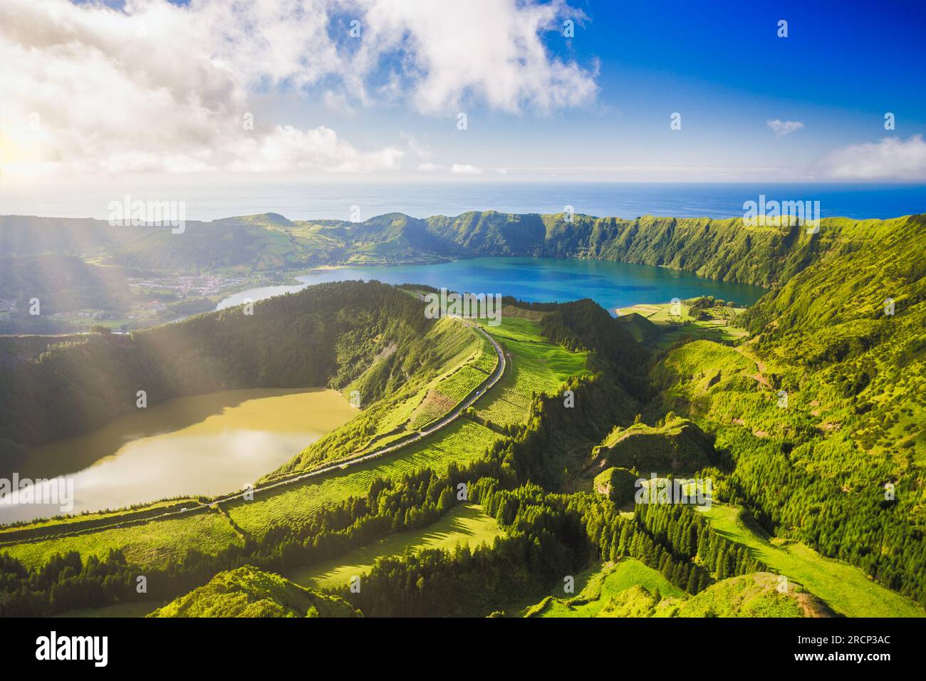 Vue sur Sete Cidades près de Miradouro da Grota do Inferno point de vue, île de Sao Miguel, Açores, Portugal. Banque D'Images