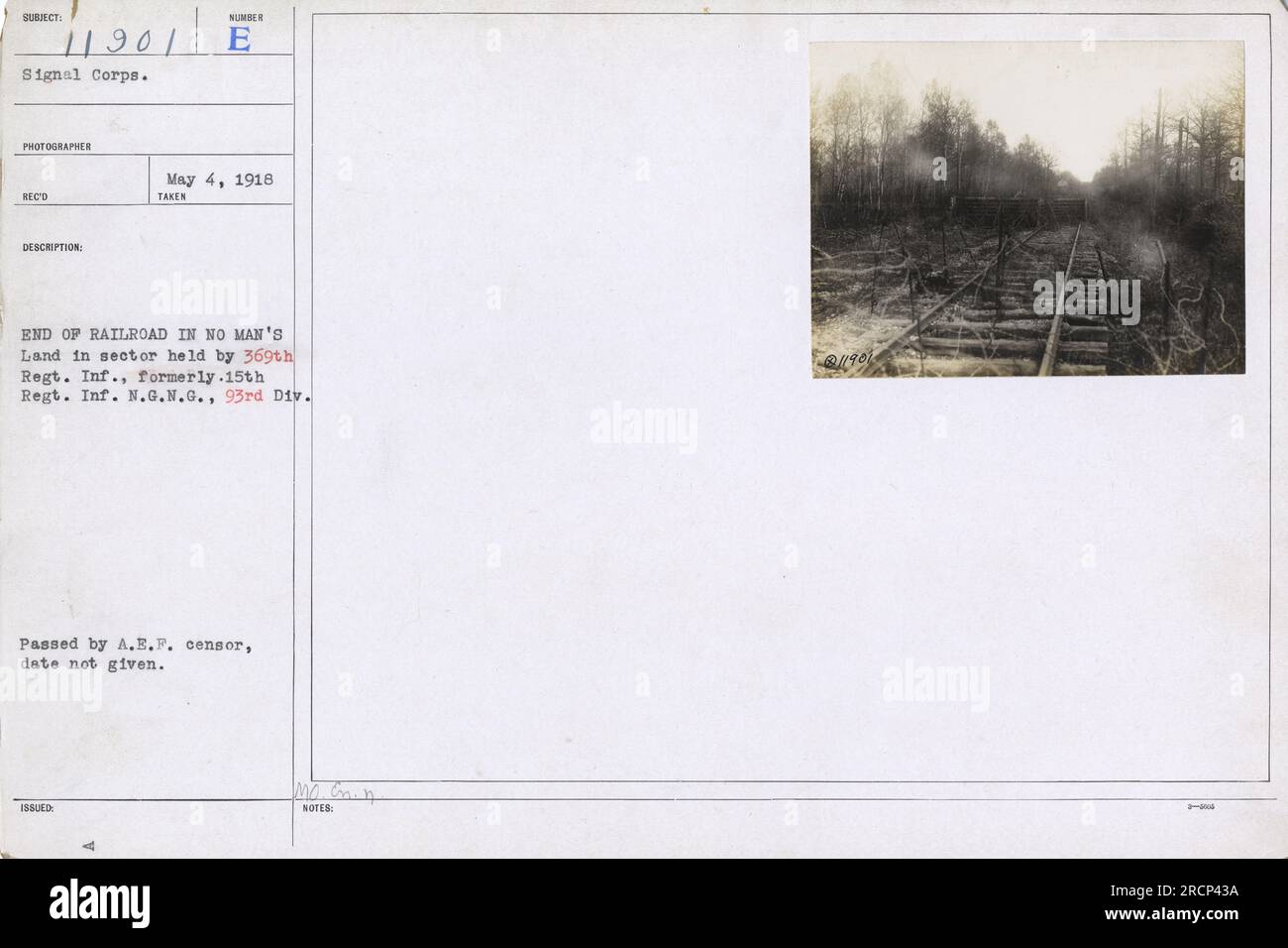 La photo montre la fin d'un chemin de fer dans No Man's Land, dans un secteur tenu par le 369th Regiment Infantry, anciennement connu sous le nom de 15th Regiment Infantry New York National Guard, qui fait partie de la 93rd Division. La photo a été prise le 4 mai 1918 et approuvée par le censeur de l'A.E.F. Banque D'Images
