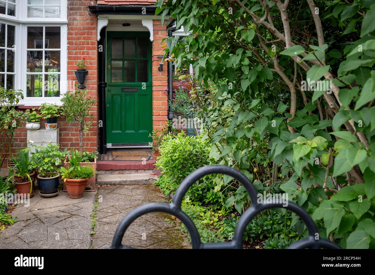 La cour avant, jardin et porte d'entrée d'une campagne de style anglais, maison de village en été. Banque D'Images