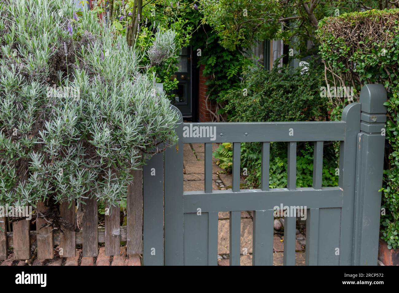 La cour avant, jardin et porte d'entrée d'une campagne de style anglais, maison de village en été. Banque D'Images