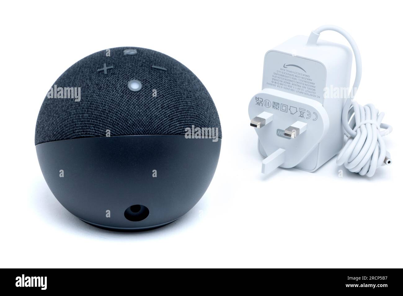 Amazon Alexa Dot Charcoal 5e génération et prise d'alimentation Banque D'Images