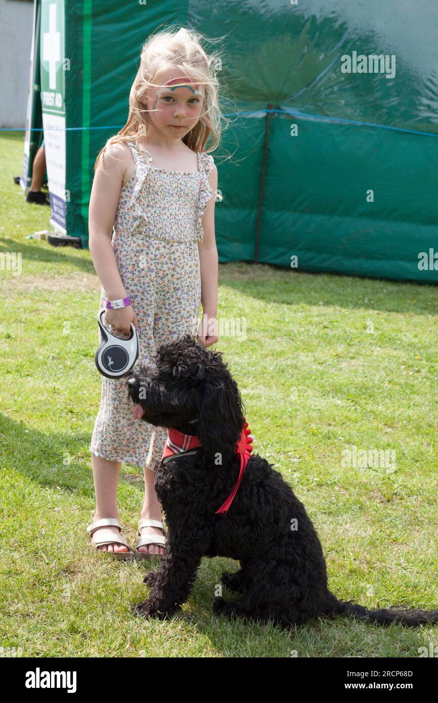 Fille avec chien au Rhu Gala, exposition canine, Écosse Banque D'Images