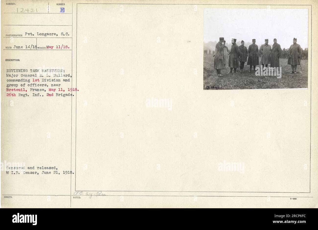 Le major-général R. L. Bullard, commandant la 1e division, et un groupe d'officiers sont vus examinant les manœuvres de chars près de Breteuil, en France, le 11 mai 1918. La photographie a été prise par le soldat Longacre du 8e régiment de cavalerie. Cette image a été censurée et diffusée par le M I.B. Censurer le 21 juin 1918. Banque D'Images