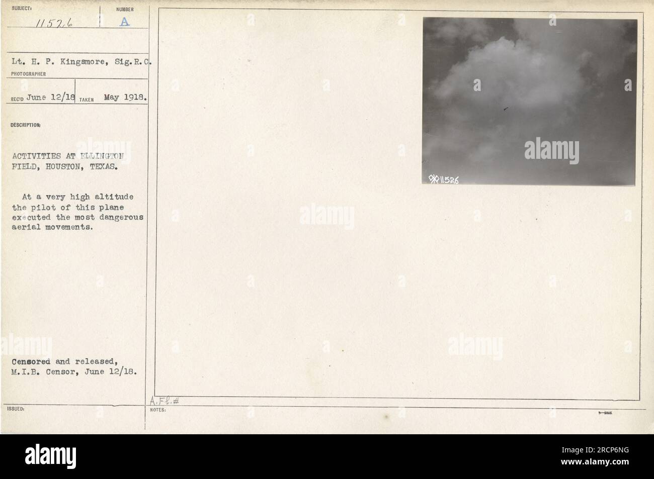 Un pilote à Ellington Field, Houston, Texas, est vu exécuter de dangereux mouvements aériens à haute altitude en mai 1918. Cette photographie, prise par le lieutenant H. P. Kingamore, SIG. R. C., a été censuré et libéré par le M.I.B. Censurer le 12 juin 1918. L'image porte le numéro de photo 911.526. Banque D'Images