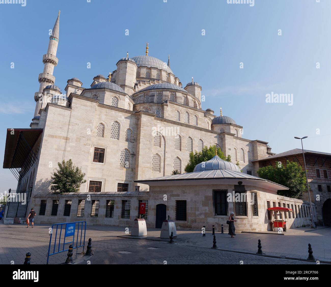 Mosquée Yeni Cami (Nouvelle Mosquée) un matin d'été avec un chariot distributeur rouge, Istanbul, Turquie Banque D'Images