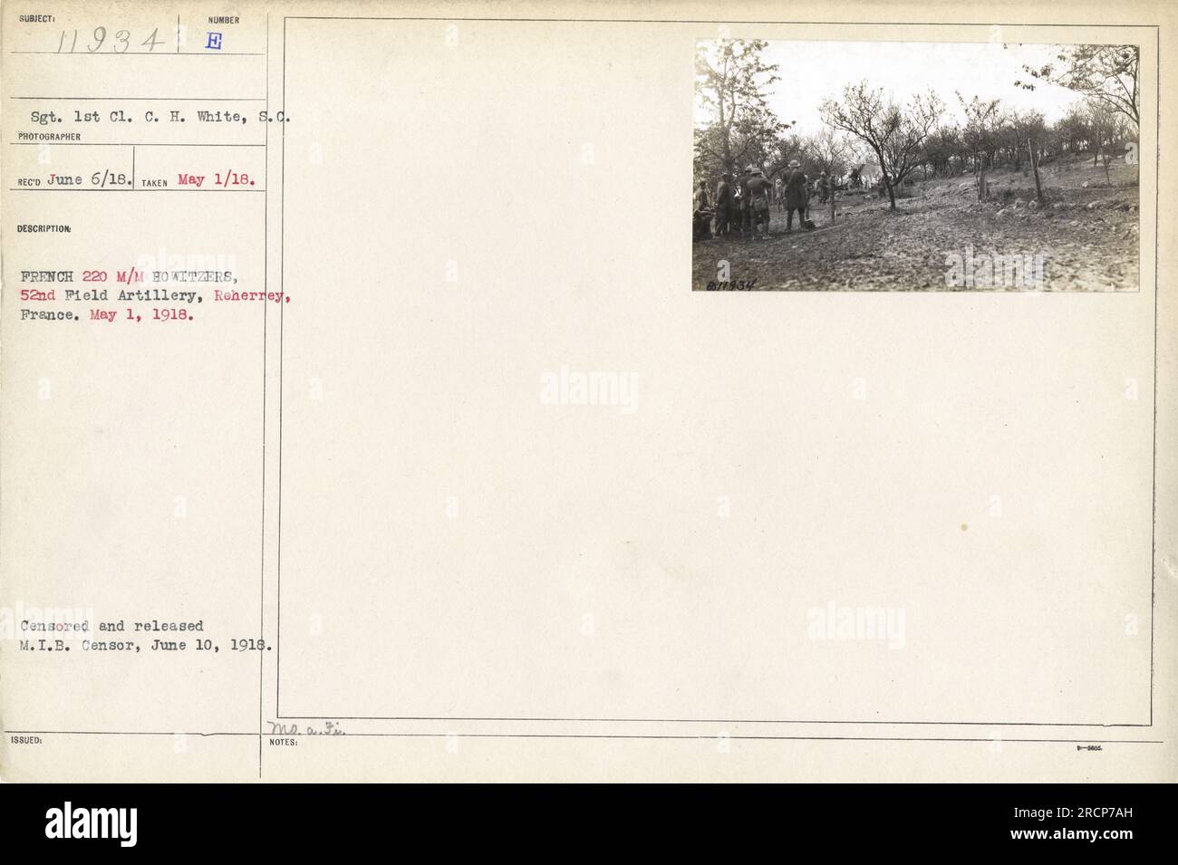 Le sergent de 1e classe C. H. White de la 52e artillerie de campagne est montré à Reherrey, France avec des obusiers français de 220 mm le 1 mai 1918. Cette photographie a été prise le 6 juin 1918 et a été censurée et publiée par le censeur du M.I.B. le 10 juin 1918. Banque D'Images