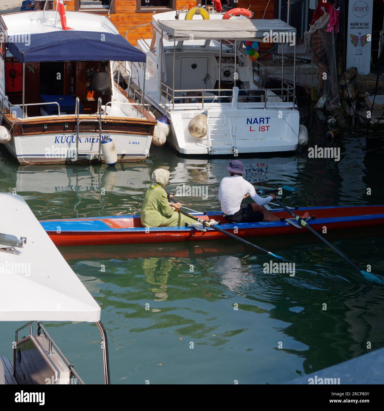 Un instructeur d'aviron masculin parle à une étudiante musulmane dans un bateau à rames à Anadolu, du côté asiatique d'Istanbul, en Turquie Banque D'Images