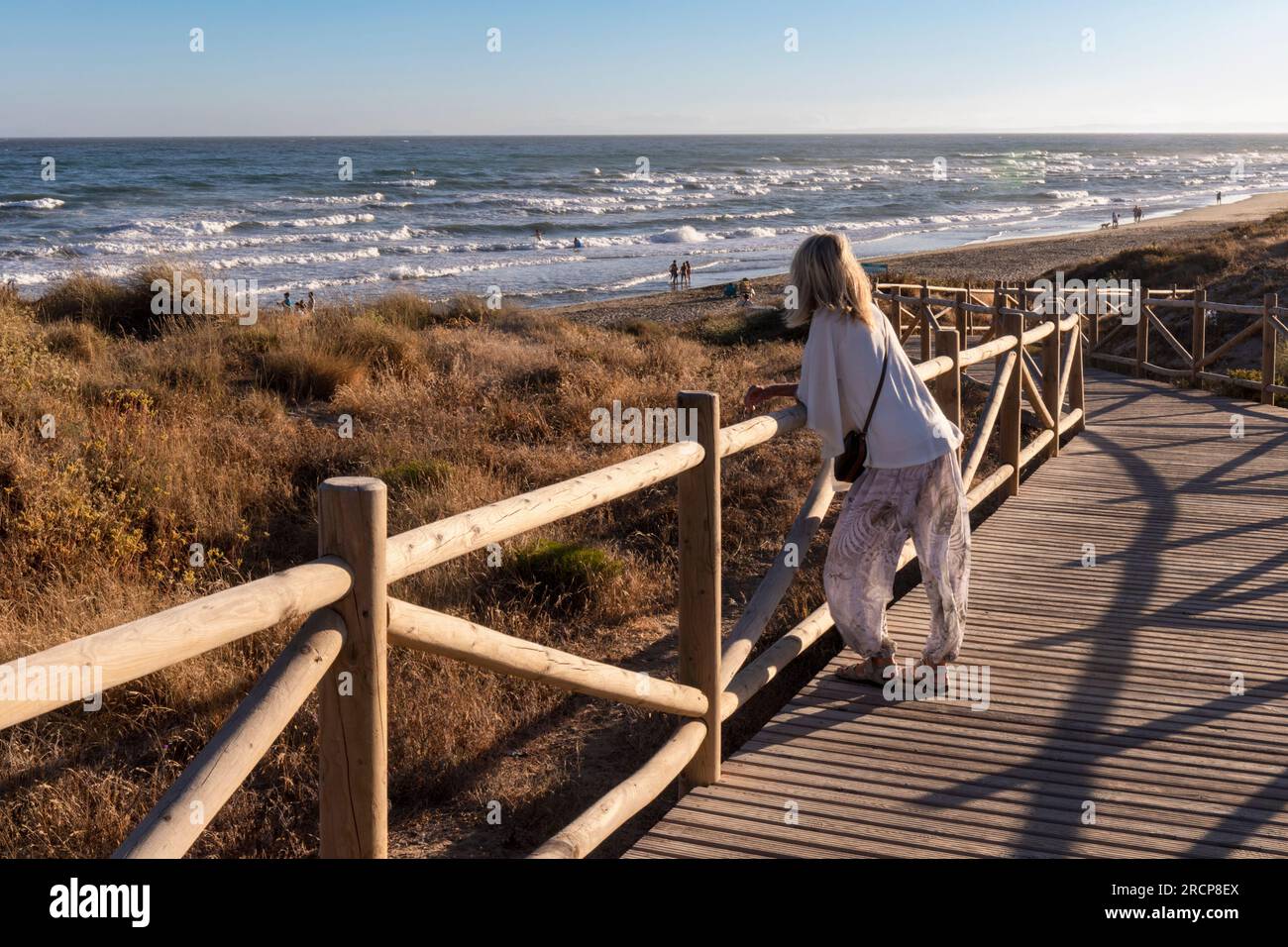 Artola Beach Boardwalk, à côté de Puerto de Cabopino, Marbella, Costa del sol, province de Malaga, Andalousie, Sud de l'Espagne. Les dunes de sable derrière le bea Banque D'Images