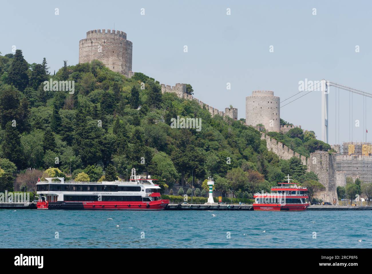 Forteresse Rumeli sur une colline avec des ferries sur le front de mer du Bosphore et le pont Fatih Sultan Mehmet, Istanbul, Turquie Banque D'Images