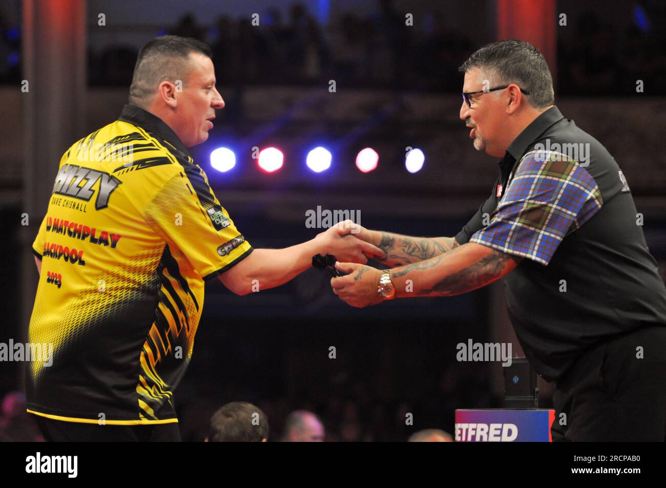 BLACKPOOL, ROYAUME-UNI - 15 JUILLET : Dave Chisnall d'Angleterre et Gary Anderson d'Écosse pendant le jour 1 du Matchplay mondial Betfred 2023 aux Winter Gardens le 15 juillet 2023 à Blackpool, Royaume-Uni (photo de Pieter Verbeek/Orange Pictures) Banque D'Images