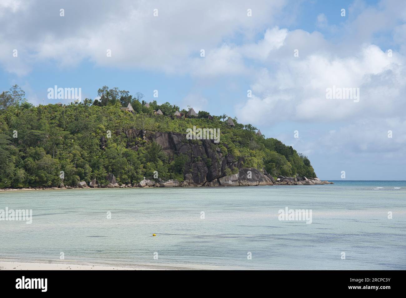 Mer calme, forêt verdoyante et hôtel de luxe entre la nature, Mahé Seychelles Banque D'Images