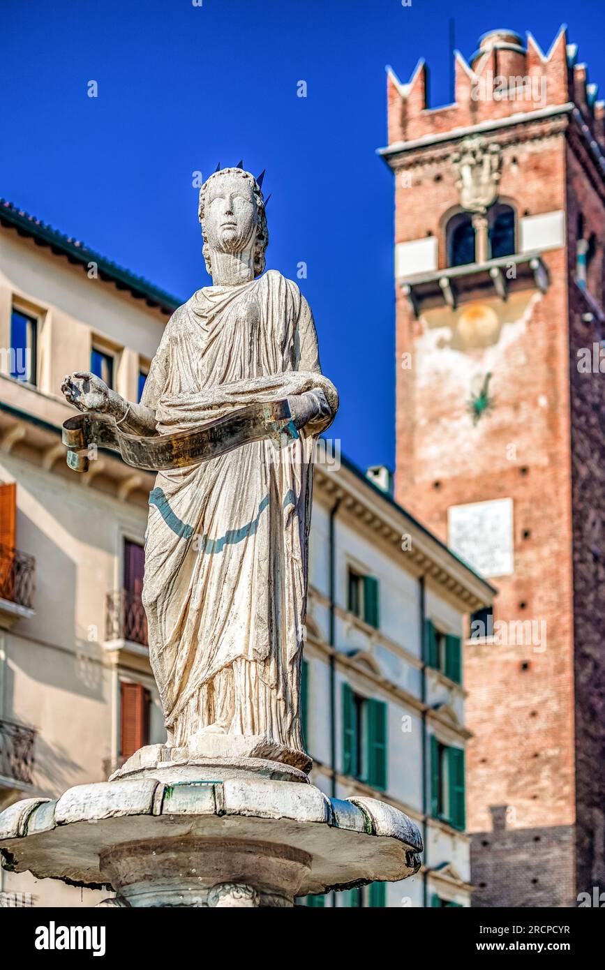 Statue sur Fontana di Madonna et tour de Gardello à Vérone, Italie Banque D'Images