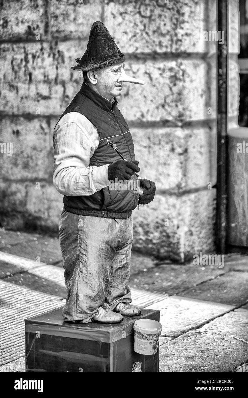 Vérone, Italie - 10 février 2018 : artiste de rue en costume de clown dans le centre de la ville de Vérone Banque D'Images