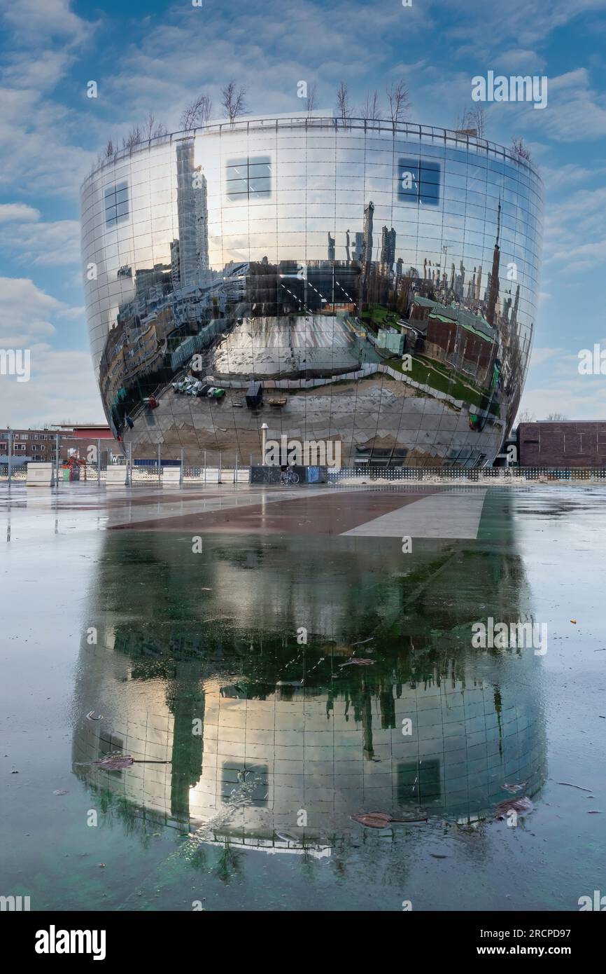 Rotterdam, pays-Bas-16 décembre 2020 ; vue verticale à faible angle du dépôt Boijmans Van Beuningen, premier entrepôt d'art au monde avec Bui Banque D'Images