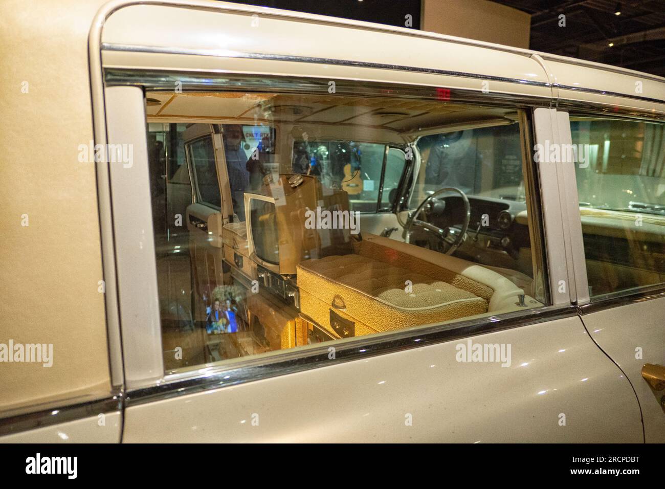 Exposition au musée de la 1960 cadillac Gold Fleetwood Series 60 Special Sedan appartenant à Elvis Presley, exposée au Country Music Hall of Fame de Nash Banque D'Images