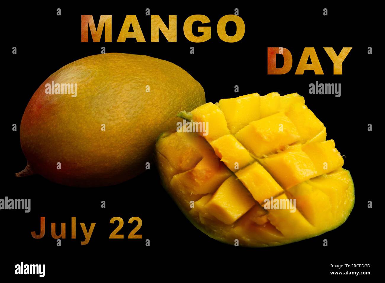 Mangue entière et demi-mangue tranchée sur fond noir avec texte : 'Mango day. Juillet 22' Banque D'Images