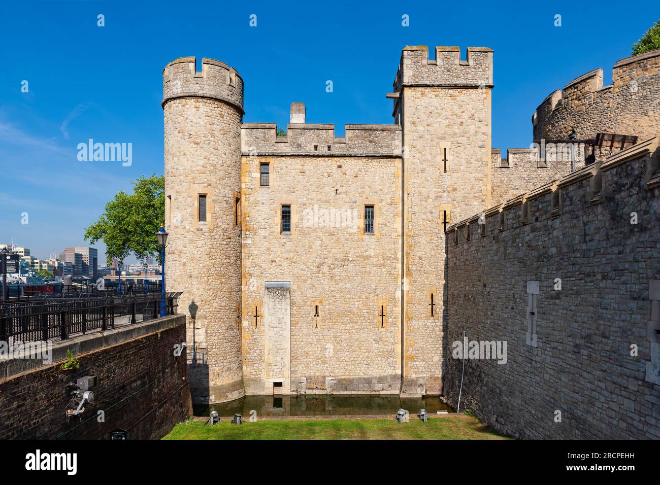 Londres, Royaume-Uni - 5 mai 2011 : Tour de Londres. Murs extérieurs et tourelles du château historique et de la prison. Banque D'Images