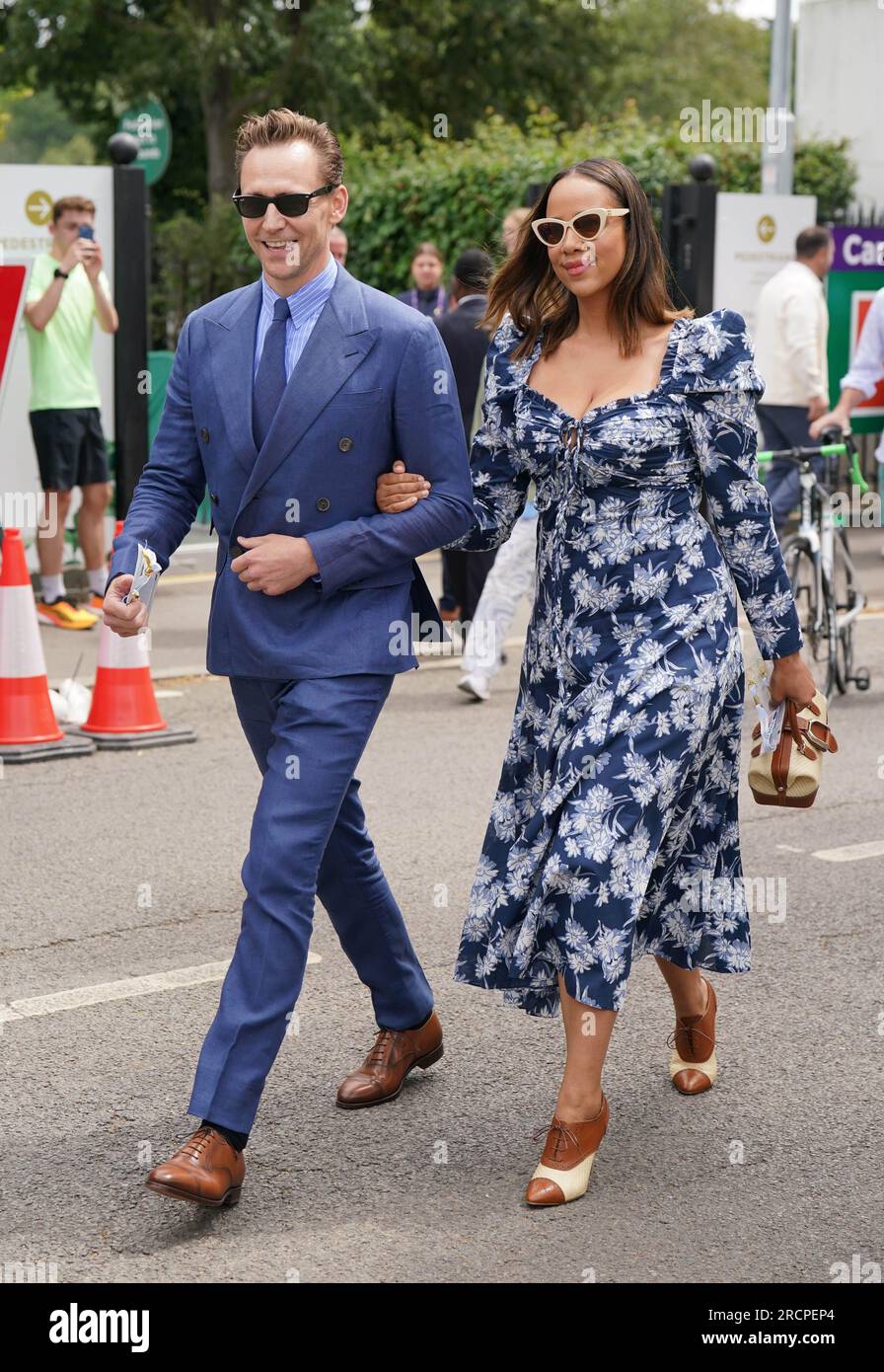 Tom Hiddleston et Zawe Ashton arrivent le 14e jour des Championnats de Wimbledon 2023 au All England Lawn tennis and Croquet Club à Wimbledon. Date de la photo : dimanche 16 juillet 2023. Banque D'Images