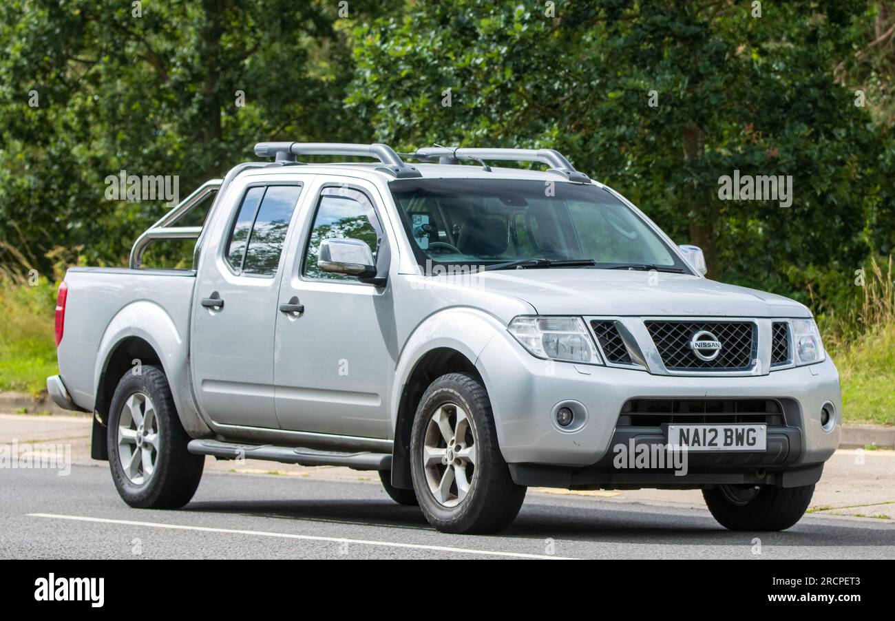 Milton Keynes, Royaume-Uni - 16 juillet 2023 : voiture NISSAN NAVARA 2012 roulant sur une route anglaise Banque D'Images