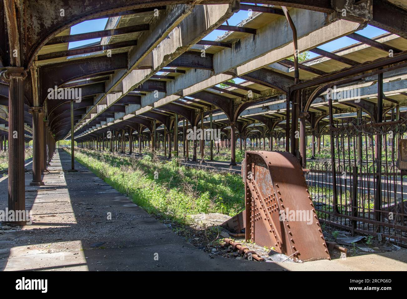 Jersey City, NJ, USA-May 2022 : vue intérieure des hangars de train envahis par les mauvaises herbes du Central Railroad de New Jersey terminal (Co Banque D'Images