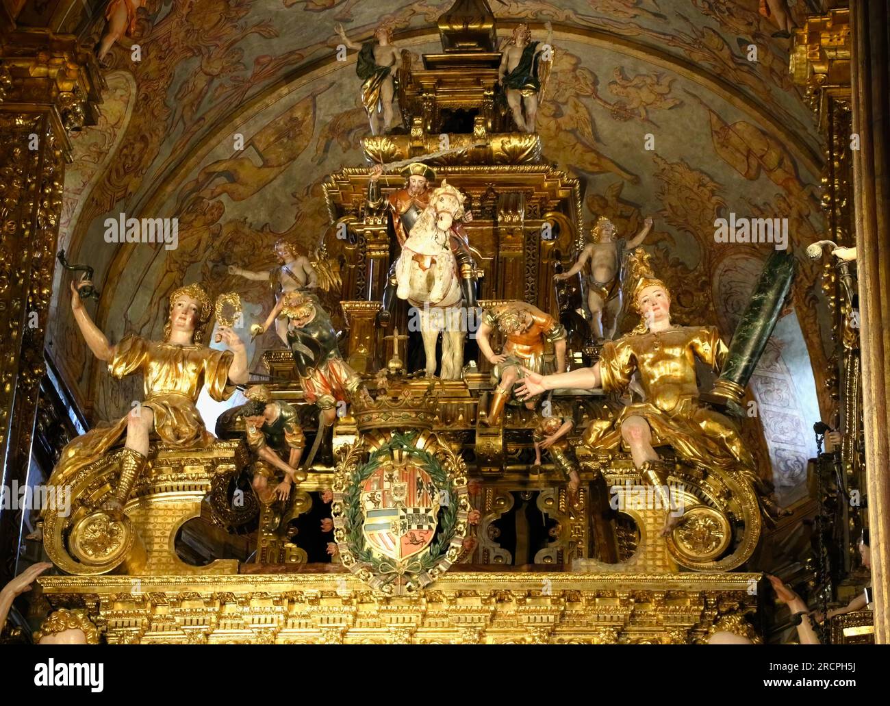 Sculptures au-dessus de l'autel avec Saint Jacques à cheval Santiago de Compostelle Archicathédrale Basilique Santiago de Compostelle Galice Espagne Banque D'Images