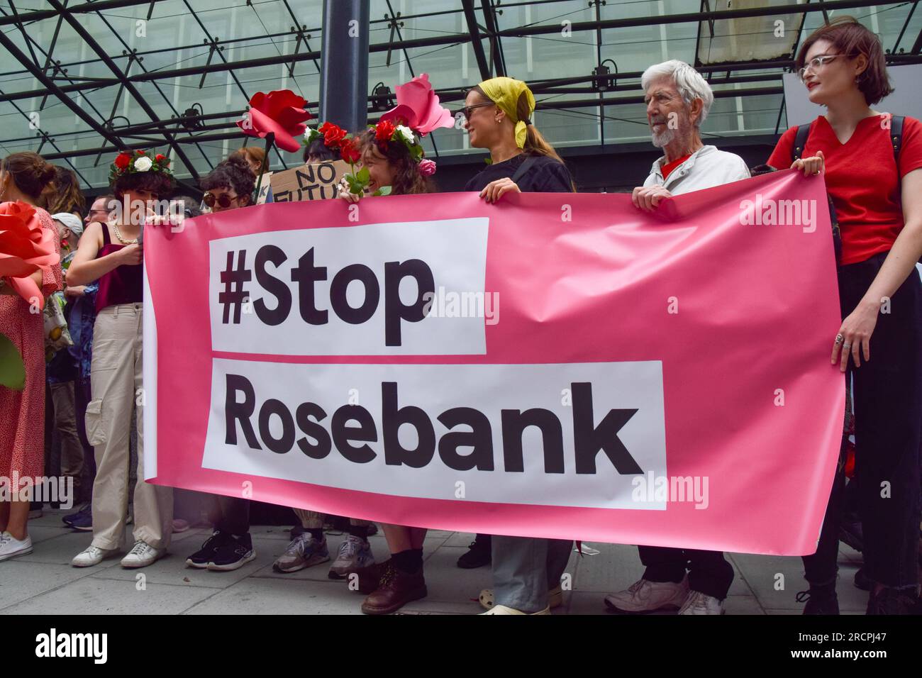 Londres, Royaume-Uni. 15 juillet 2023. Les manifestants brandissent une bannière « Stop Rosebank » pendant la manifestation devant le ministère de la sécurité énergétique et Net Zero. Des militants pour le climat se sont rassemblés devant le ministère de la sécurité énergétique et Net Zero et ont marché vers les bureaux de la compagnie énergétique Equinor, qui exploite Rosebank, pour protester contre le champ de pétrole et de gaz de la mer du Nord. (Photo de Vuk Valcic/SOPA Images/Sipa USA) crédit : SIPA USA/Alamy Live News Banque D'Images